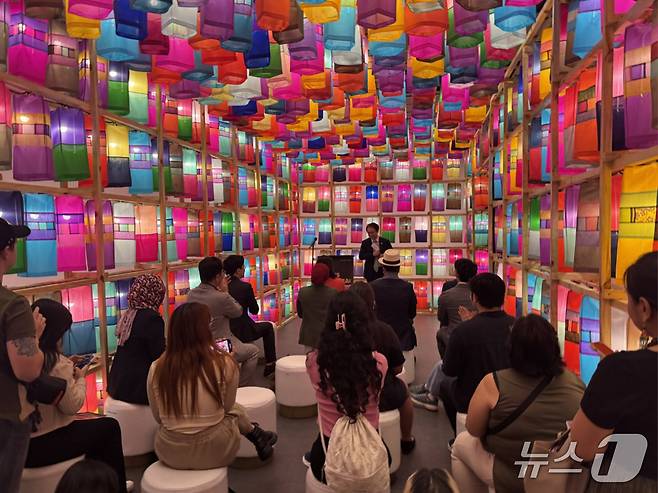 주필리핀 한국문화원에 전시된 진주실크등 터널.(진주시 제공. 재판매 및 DB 금지)
