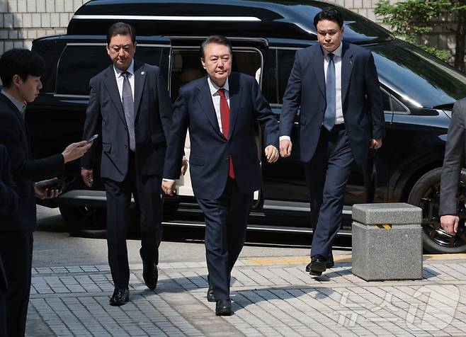 윤석열 전 대통령이 26일 서울 서초구 서울중앙지방법원에서 열린 내란 우두머리 혐의ㆍ직권남용 권리행사 방해 혐의 사건 5차 공판에 출석하고 있다. 2025.5.26/뉴스1 ⓒ News1 사진공동취재단