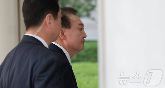 윤석열 전 대통령이 26일 서울 서초구 서울중앙지방법원에서 열린 내란 우두머리 혐의ㆍ직권남용 권리행사 방해 혐의 사건 5차 공판에 출석하고 있다. 2025.5.26/뉴스1 ⓒ News1 사진공동취재단