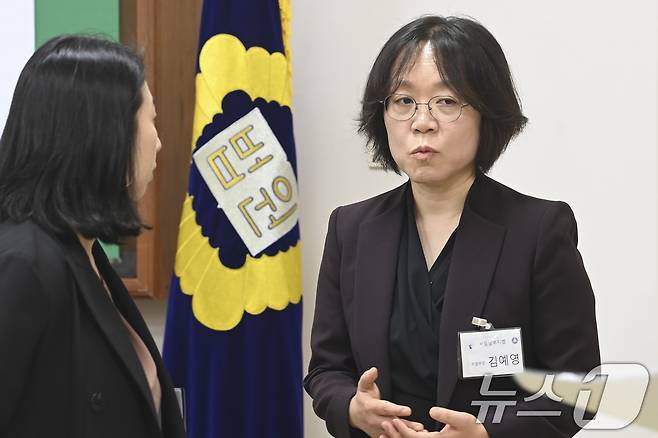 법관대표회의 의장인 김예영 서울남부지법 부장판사가 26일 경기 고양시 일산동구 사법연수원에서 열린 전국법관대표회의에서 관계자와 대화하고 있다. (공동취재) 2025.5.26/뉴스1 ⓒ News1 김성진 기자