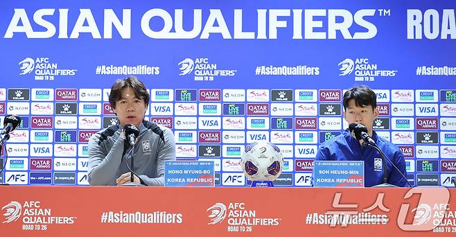 대한민국 축구대표팀 홍명보 감독(왼쪽)과 손흥민/뉴스1 ⓒ News1 신웅수 기자