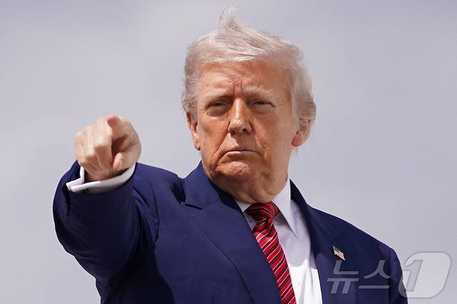 도널드 트럼프 미국 대통령이 23일(현지시간) 워싱턴 인근 앤드루스 합동 기지서 뉴저지로 가는 전용기를 타고 있다. 2025.5.25 ⓒ 로이터=뉴스1 ⓒ News1 우동명 기자