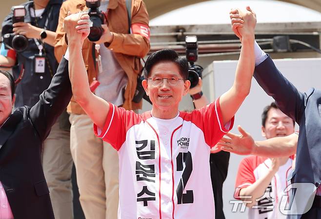 김문수 국민의힘 대통령 후보가 26일 경기 평택시 K-55미군기지 정문 앞에서 가진 유세에서 시민들에게 지지를 호소하고 있다. (공동취재) 2025.5.26/뉴스1 ⓒ News1 이광호 기자