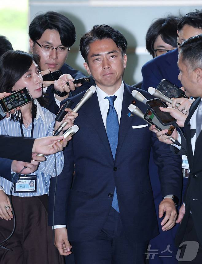 고이즈미 신지로 전 환경상이 21일(현지시간) 쌀 관련 발언으로 경질된 에토 다쿠 농림 수산상의 후임으로 임명된 뒤 도쿄 총리 관저에 도착하며 취재진을 만나고 있다. 2025.05.22 ⓒ AFP=뉴스1 ⓒ News1 우동명 기자