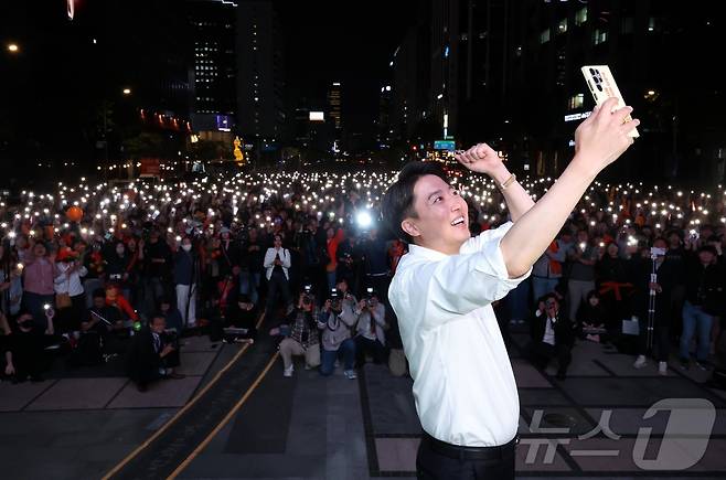 이준석 개혁신당 대통령 후보가 공식 선거운동이 시작된 12일 서울 중구 청계광장에서 가진 서울 첫 집중유세에서 유세차량에 올라 셀카를 찍고 있다. 2025.5.12/뉴스1 ⓒ News1 박정호 기자