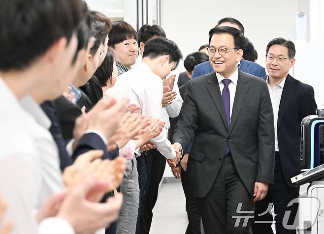 최상목 전 경제부총리 겸 기획재정부 장관이 7일 정부세종청사에서 기획재정부 직원들과 악수하며 퇴임 인사를 하고 있다. (기획재정부 제공. 재판매 및 DB 금지) 2025.5.7/뉴스1