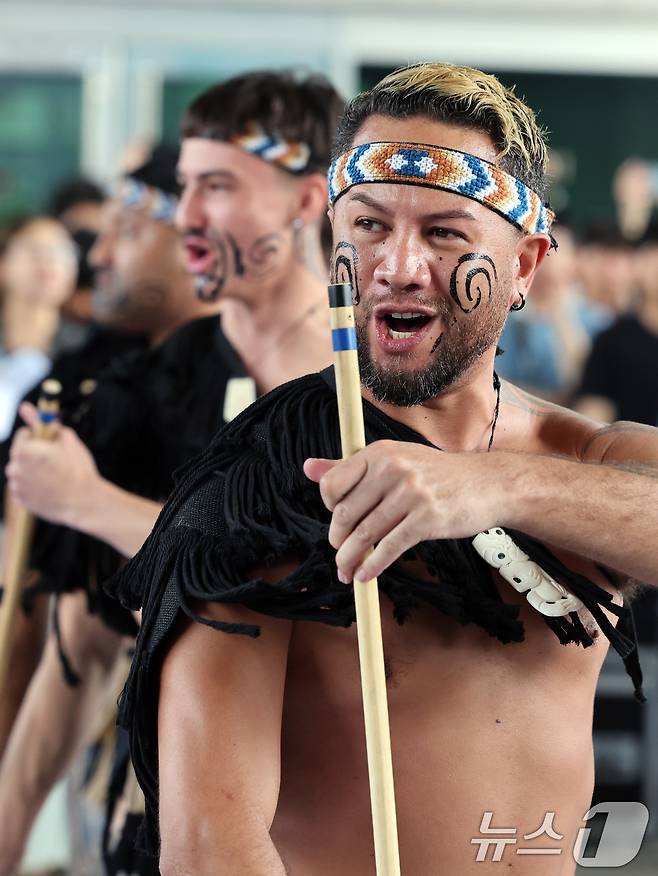 26일 오후 서울 용산구 국립중앙박물관 열린마당에서 그룹 '히와(HIWA)'가 '마나 모아나-신성한 바다의 예술, 오세아니아' 특별전 기념 마오리 '카파 하카(kapa haka)' 공연을 선보이고 있다. 2025.5.26/뉴스1 ⓒ News1 황기선 기자