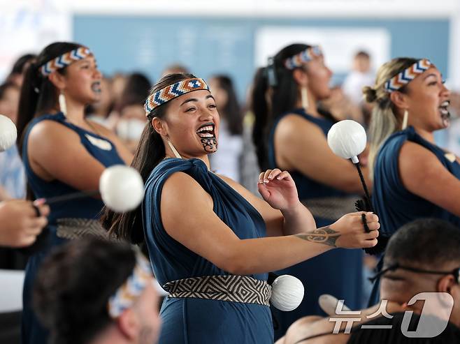 26일 오후 서울 용산구 국립중앙박물관 열린마당에서 그룹 '히와(HIWA)'가 '마나 모아나-신성한 바다의 예술, 오세아니아' 특별전 기념 마오리 '카파 하카(kapa haka)' 공연을 선보이고 있다. 2025.5.26/뉴스1 ⓒ News1 황기선 기자