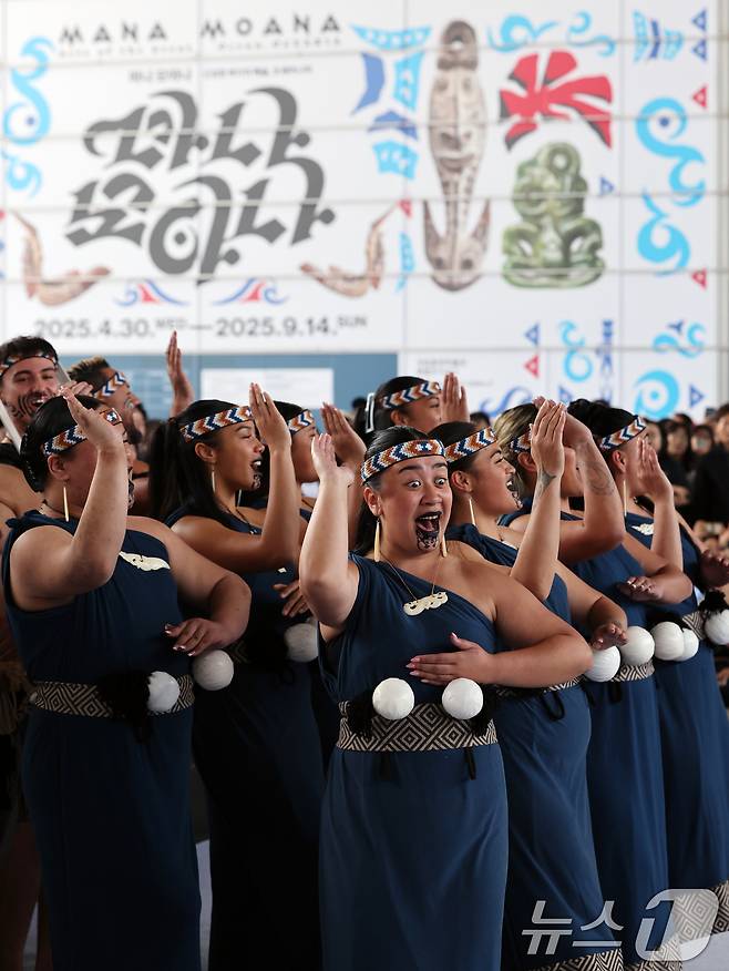 26일 오후 서울 용산구 국립중앙박물관 열린마당에서 그룹 '히와(HIWA)'가 '마나 모아나-신성한 바다의 예술, 오세아니아' 특별전 기념 마오리 '카파 하카(kapa haka)' 공연을 선보이고 있다. 2025.5.26/뉴스1 ⓒ News1 황기선 기자