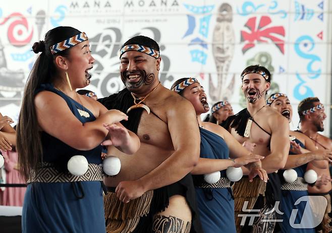 26일 오후 서울 용산구 국립중앙박물관 열린마당에서 그룹 '히와(HIWA)'가 '마나 모아나-신성한 바다의 예술, 오세아니아' 특별전 기념 마오리 '카파 하카(kapa haka)' 공연을 선보이고 있다. 2025.5.26/뉴스1 ⓒ News1 황기선 기자