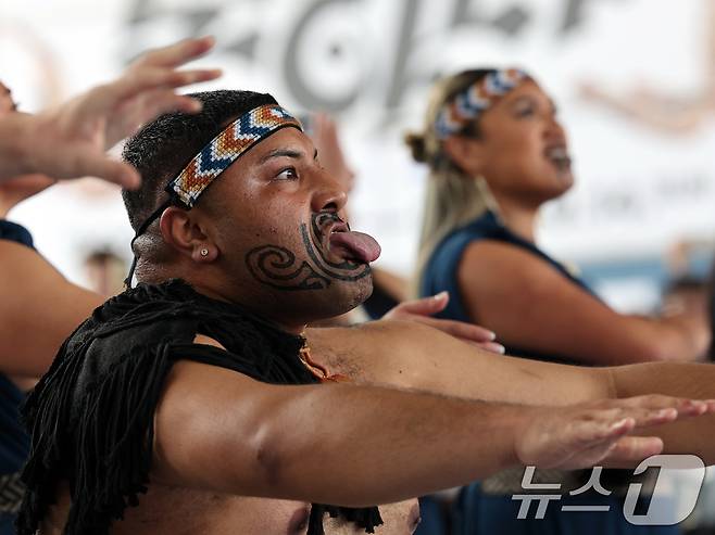 26일 오후 서울 용산구 국립중앙박물관 열린마당에서 그룹 '히와(HIWA)'가 '마나 모아나-신성한 바다의 예술, 오세아니아' 특별전 기념 마오리 '카파 하카(kapa haka)' 공연을 선보이고 있다.  2025.5.26/뉴스1 ⓒ News1 황기선 기자