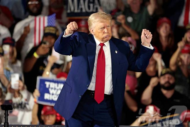 도널드 트럼프 미국 대통령이 29일(현지시간) 미시간주 워런의 머콤 카운티에서 열린 취임 100일 기념 행사를 마치며 춤을 추고 있다. 2025.04.30 ⓒ AFP=뉴스1 ⓒ News1 우동명 기자