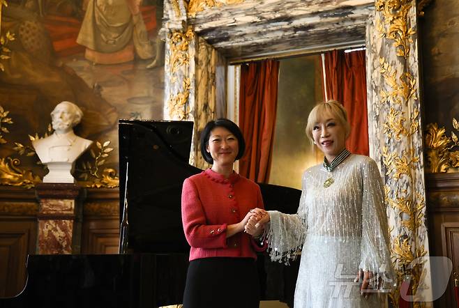 소프라노 조수미가 26일(현지시간) 프랑스 파리 오페라 코미크 극장(Opéra Comique)에서 한국계 플뢰르 펠르렝 전 프랑스 문화부 장관에게 프랑스 문화예술공로훈장 최고 등급인 코망되르(Commandeur)를 수여받은 뒤 함께 기념 촬영을 하고 있다. 2025.5.26/뉴스1 ⓒ News1 이준성 기자