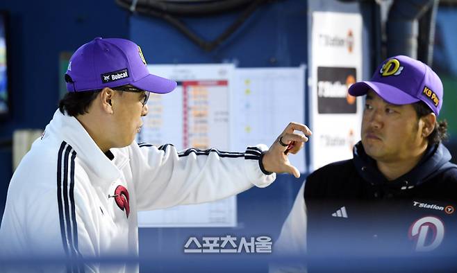 두산 이승엽 감독이 박석민 타격코치와 이야기를 나누고 있다. 잠실 | 박진업 기자 upandup@sportsseoul.com