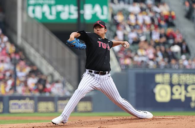 LG 송승기가 5일 잠실구장에서 열린 2025 KBO리그 정규시즌 두산전에서 선발 등판해 역투하고 있다. 사진 | 연합뉴스