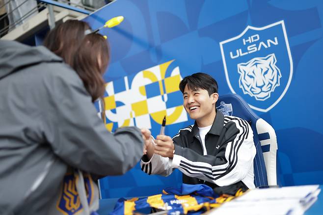 울산문수축구경기장/ K리그1/ 울산HDFC vs 김천상무프로축구단/ FK츠르베나 즈베즈다 설영우/ 팬사인회/ 사진 김정수