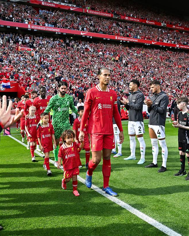 [스포츠조선 강우진 기자]2024~2025시즌 잉글랜드 프리미어리그(EPL) 마지막 경기에서 이색 장면이 연출됐다. 양 팀이 서로의 우승을 축하해주는 '더블 가드 오브 아너'가 펼쳐진 것이다. 주인공은 프리미어리그 우승 팀 리버풀과 FA컵 우승 팀 크리스탈 팰리스였다.

가드 오브 아너는 우승 팀을 위해 상대 팀이 도열해 축하의 박수를 보내주는 일종의 세리머니다.

영국 더선은 26일(한국시각) '리버풀과 크리스탈 팰리스는 시즌 마지막 날 경기에서 사상 처음으로 더블 가드 오브 아너를 펼쳤다'라고 보도했다. 사진=SNS