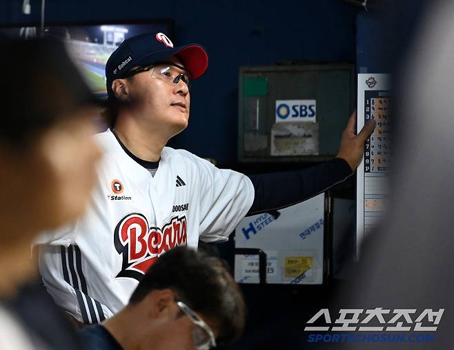 21일 잠실야구장에서 열린 SSG와 두산의 경기, 두산 이승엽 감독이 8회초 패색이 짙은 경기를 지켜보고 있다. 잠실=허상욱 기자wook@sportschosun.com/2025.05.21/