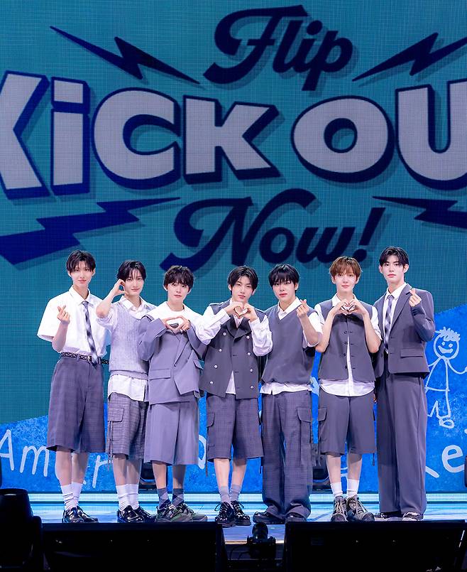 킥플립. 멤버 주왕, 동화, 아마루, 계훈, 케이주, 동현, 민제(왼쪽부터). 사진 제공=JYP엔터테인먼트