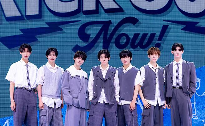 킥플립. 멤버 주왕, 동화, 아마루, 계훈, 케이주, 동현, 민제(왼쪽부터). 사진 제공=JYP엔터테인먼트