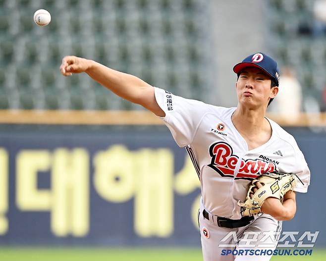 21일 잠실야구장에서 열린 SSG와 두산의 경기, 두산 선발투수 최민석이 역투하고 있다. 잠실=허상욱 기자wook@sportschosun.com/2025.05.21/
