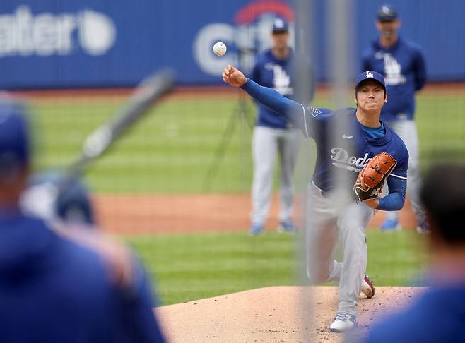 마크 프라이어 투수코치가 지켜보는 가운데 라이브 피칭을 하고 있는 오타니 쇼헤이. AFP연합뉴스