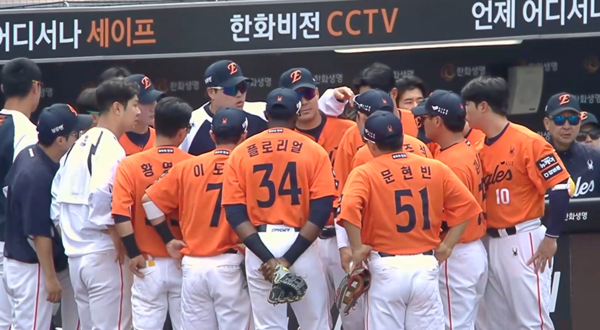 ​6회초 종료 후 선수단을 모아 얘기를 나누는 류현진. ⓒMBC 중계화면 캡처