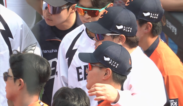 선수들에게 메시지를 전하는 류현진. ⓒMBC 중계화면 캡처