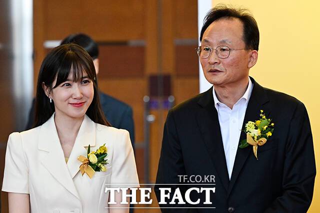 배우 박은빈(왼쪽)과 이환주 KB국민은행장.