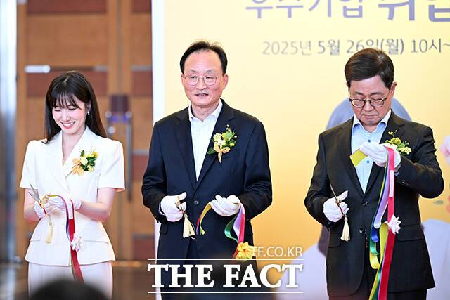 배우 박은빈과 이환주 KB국민은행장, 이달곤 동반성장위원회 위원장이 테이프 커팅을 하고 있다.