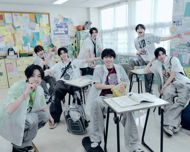 타이틀곡 'FREEZE'는 90년대 감성의 기타 리프 위 글리치합, 하이퍼팝 신스를 현대적으로 결합한 하이브리드 팝 펑크 기반의 댄스곡이다. 우리만의 비밀 아지트를 향해 질주하는 킥플립의 유쾌한 반항을 그렸다. /JYP엔터