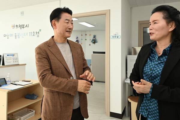 김동근 의정부시장 아동돌봄 통합센터 방문 관계자와 담소 모습(사진제공=의정부시청)