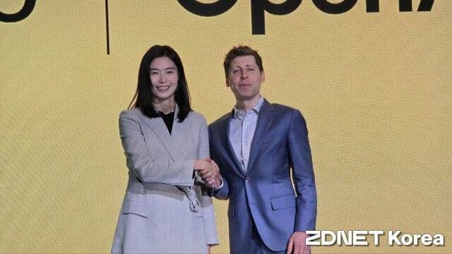 지난 2월 정신아 카카오 대표(왼쪽)와 만난 샘 알트먼 오픈AI CEO(오른쪽)이 카카오-오픈AI 파트너십 체결식을 진행하고 있는 모습. (사진=지디넷코리아)