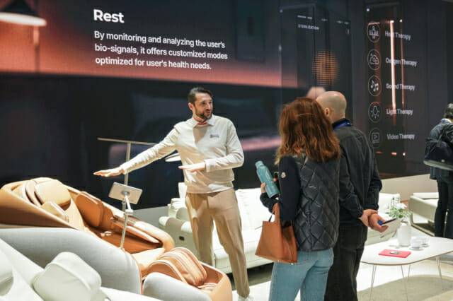 CES 2025 세라젬 부스를 관람하고 있는 참관객 모습 (사진=세라젬)