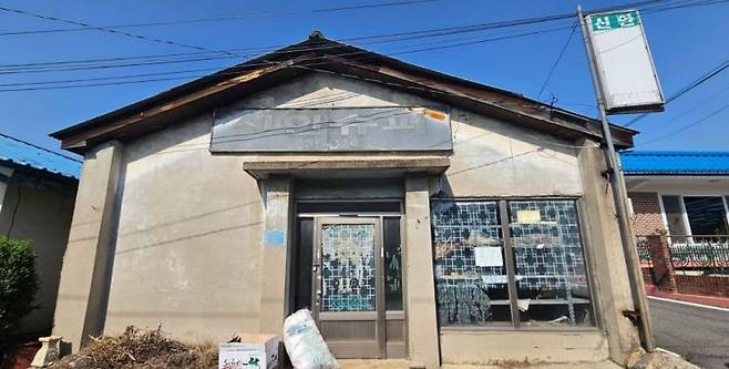 15일 경기 연천군 백의2리에 슈퍼마켓이 빈집이 된 채 방치돼있다. 이지은 기자