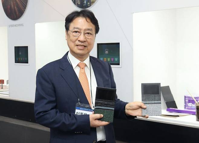 이종용 리뉴시스템 대표가 지난 22일 열린 '2025년 제2차 이노비즈 PR-day'에서 복합방수시트인 터보시트 제품에 대해 설명하고 있다. 이노비즈협회