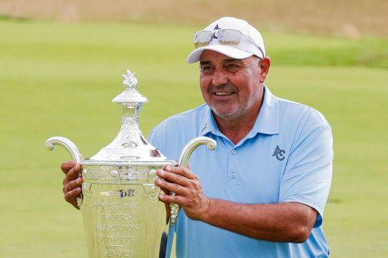 앙헬 카브레라가 시니어 PGA 챔피언십 우승 직후 트로피를 잡고 환하게 웃고 있다. 베데스다(미국)=AFP연합뉴스