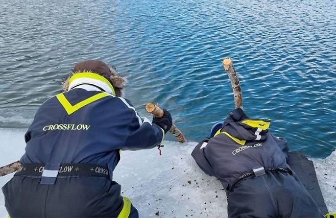 미카엘 크레쿨라가 꽁꽁 언 강물에 빠진 갤럭시S23 울트라를 찾는 모습. 삼성 뉴스룸