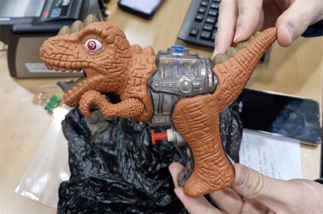 부산 기장군 은행 강도가 범행 당시 검은 비닐봉지를 씌워 권총으로 위장했던 장난감 물총. 부산 기장경찰서