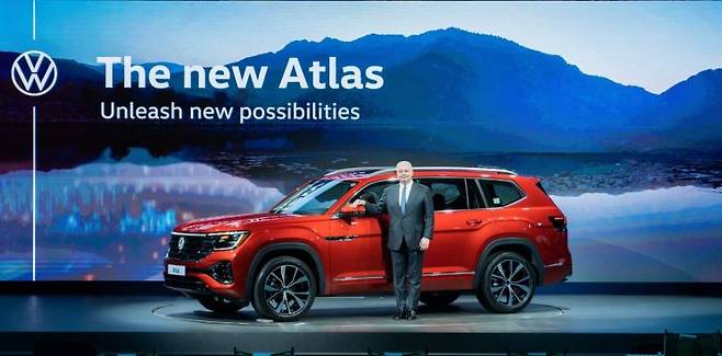 틸 셰어 폭스바겐그룹코리아 대표이사가 26일 신형 아틀라스 출시 행사에서 기념 촬영을 하고 있다. 폭스바겐그룹코리아 제공