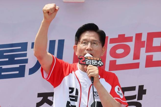국민의힘 김문수 대선 후보가 26일 경기 안성시 안성중앙시장 서인사거리에서 유세를 하고 있다. 연합뉴스