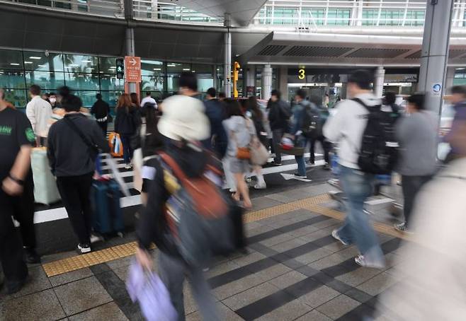 5월 '반짝 연휴' 마지막 날인 지난 6일 제주를 떠나는 관광객들이 제주국제공항 출발 동으로 이동하고 있다. 연합뉴스
