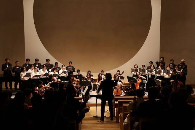 제2회 혜성음악회는 함신익 마에스트로가 이끄는 심포니 송 오케스트라의 연주로 진행됐다. 원불교 원남교당 제공