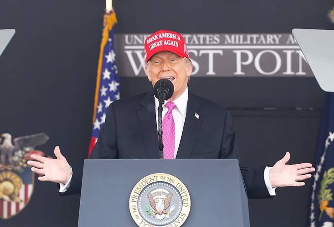 도널드 트럼프 미국 대통령이 24일 뉴욕 주 웨스트포인트의 미국 육군사관학교 졸업식에서 연설을 하고 있다. /연합뉴스