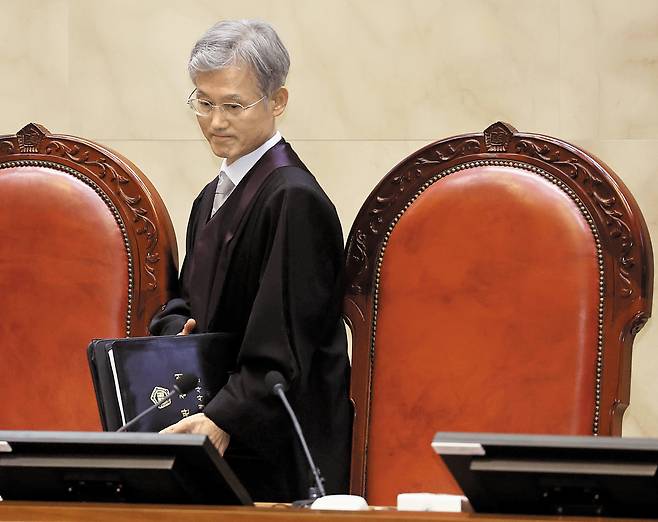 조희대 대법원장이 지난 1일 서울 서초구 대법원에서 이재명 더불어민주당 대선 후보의 공직선거법 위반 사건과 관련한 전원합의체 선고를 위해 대심판정에 입장하고 있다./사진공동취재단
