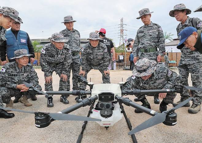 지난 24일 오후 경기 고양시 덕양구의 한 훈련장에서 '시니어 아미' 소속 대원들이 드론 전투 훈련을 하고 있다. /박성원 기자
