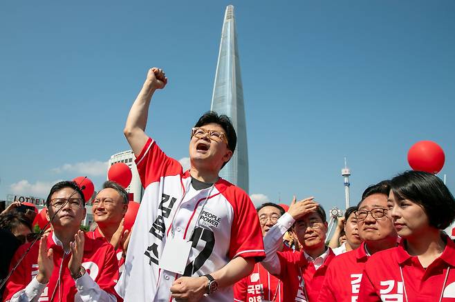 한동훈 전 국민의힘 대표가 25일 서울 송파구 석촌호수에서 김문수 대선 후보 지원 유세를 하고 있다. 한 전 대표는 이날 ‘김문수’가 적힌 선거 운동복을 처음으로 입고 유세에 나섰다./장련성 기자