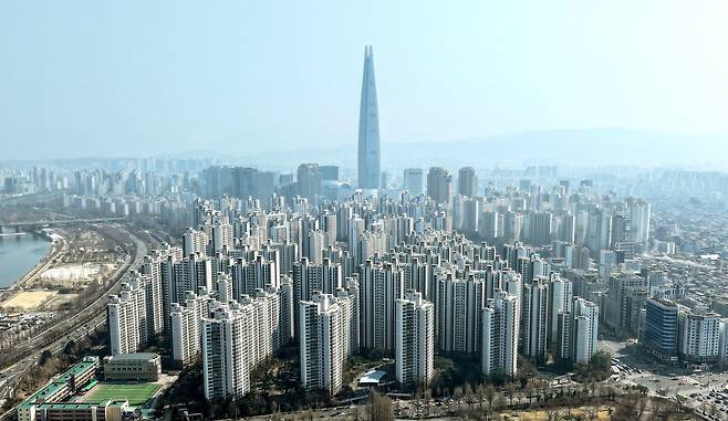 국토교통부와 서울시는 3월 24일부터 9월 30일까지 6개월 동안 서울 강남구, 서초구, 송파구, 용산구 아파트 2200개 단지, 40만가구를 토지거래허가구역으로 확대 지정했다. 사진은 지난 3월 23일 서울 송파구 아파트 단지./뉴스1