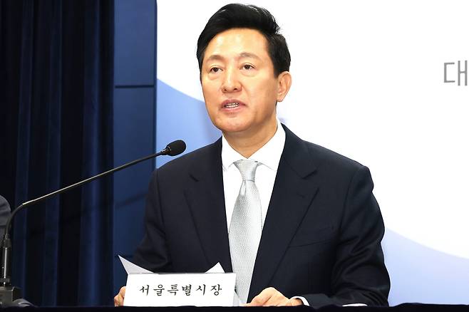 오세훈 서울시장은 서울의 일부 선호지역 아파트의 경우 여전히 매수 대기 수요가 많다는 사실을 오판하는 바람에 토지거래허가제를 풀었다가 불과 한달만에 다시 지정하게 됐다고 부동산 전문가들은 평가한다. 오 시장이 지난 3월 19일 정부서울청사에서 주택시장 안정화 방안 브리핑을 하고 있다. /뉴스1