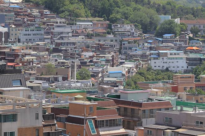 국토교통부는 27일부터  ‘임대인 정보조회 제도’를 확대 시행한다고 26일 밝혔다. 임차인이 전세 계약 전 임대인 동의 없이도 다주택 여부 등을 확인할 수 있는 제도다. 사진은 지난 22일 서울 남산에서 바라본 시내 주택가 모습./연합뉴스